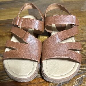 Euro Soft Tan Brown Leather Sandals with Wide Straps
Like new, size 6 1/2